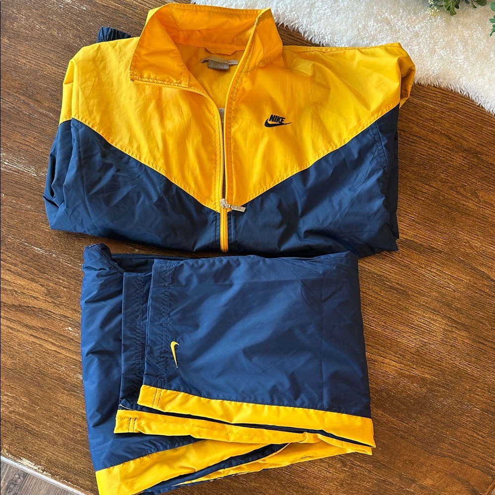 Men’s 2 piece Nike wind suit. (As new)